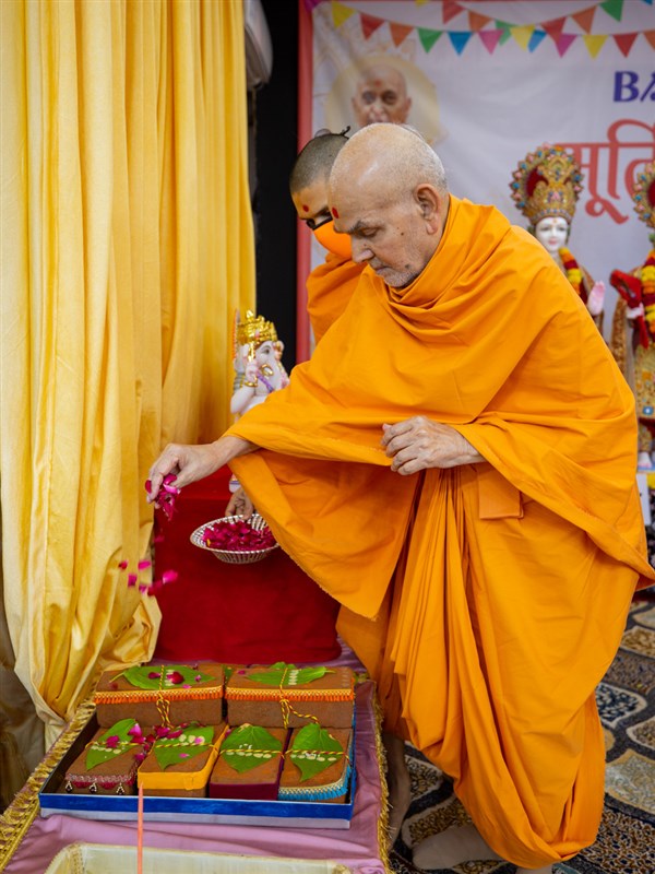 Swamishri sanctifies bricks