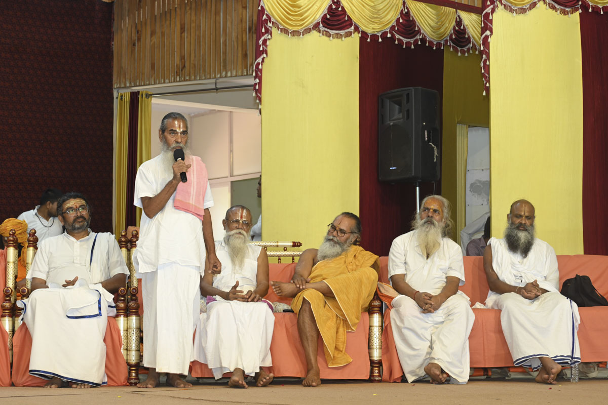 Param Pujya Mahant Shri Dwarkadasji Guru Mohandasji Maharaj, Bharat Bhuvan, Dakor, addresses the assembly