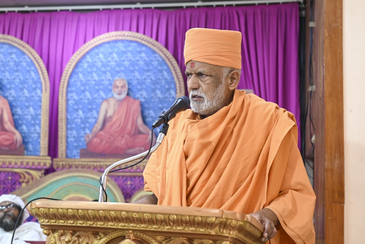 Rajeshwar Swami, BAPS, addresses the assembly