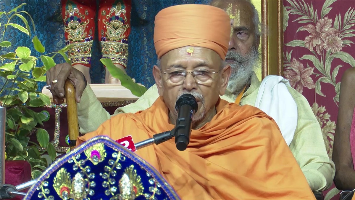 Pujya Tyagvallabh Swami, BAPS, addresses the assembly
