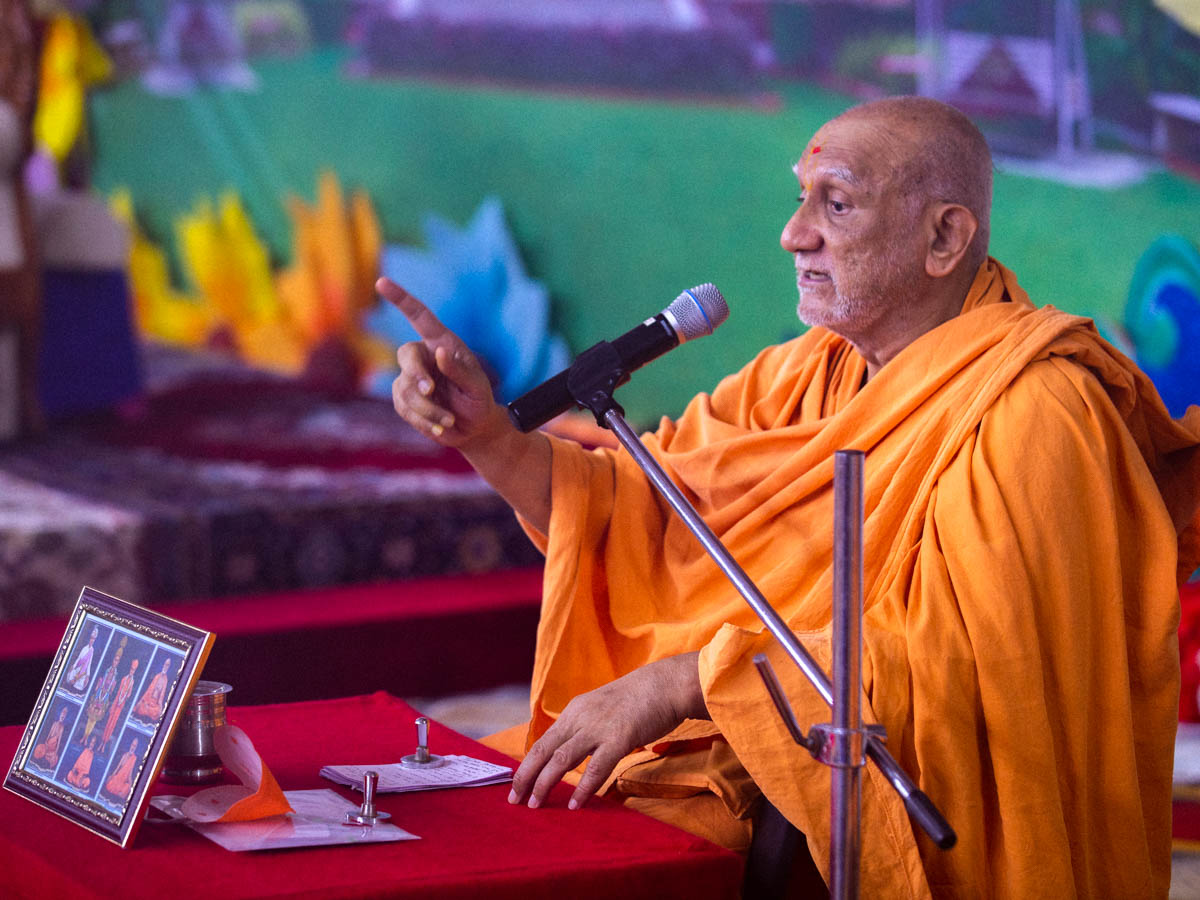 Atmaswarup Swami addresses the morning satsang assembly