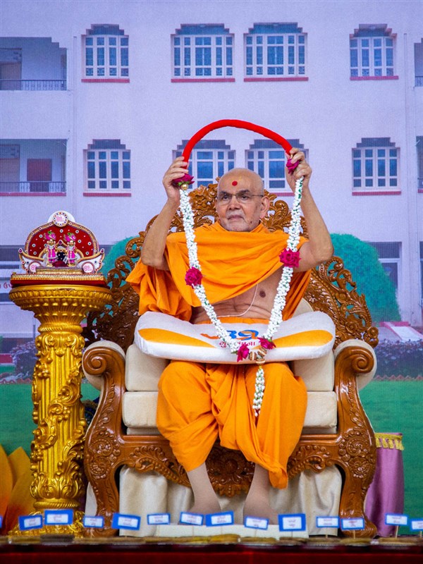 Swamishri honors all with a garland