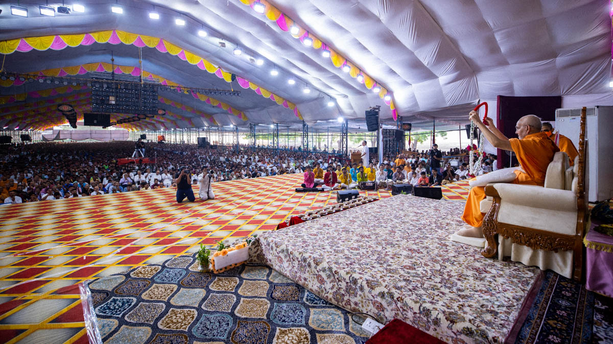 Swamishri honors all