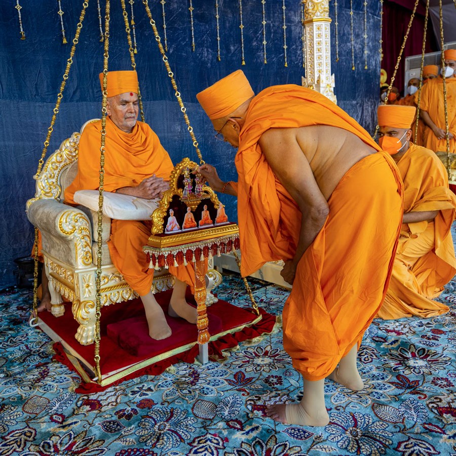 Pujya Tyagvallabh Swami performs pujan of Shri Harikrishna Maharaj and Shri Gunatitanand Swami