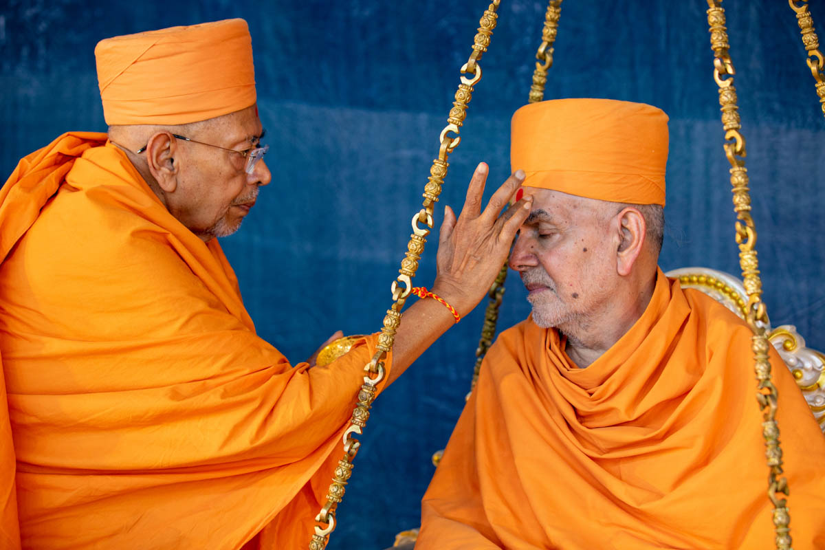 Pujya Tyagvallabh Swami applies chandan archa to Swamishri