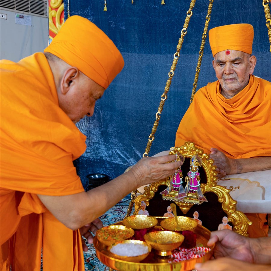 Pujya Ishwarcharan Swami performs pujan of Shri Harikrishna Maharaj and Shri Gunatitanand Swami