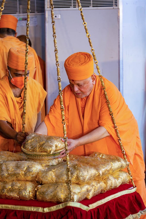 Pujya Ishwarcharan Swami places sakar in the tula