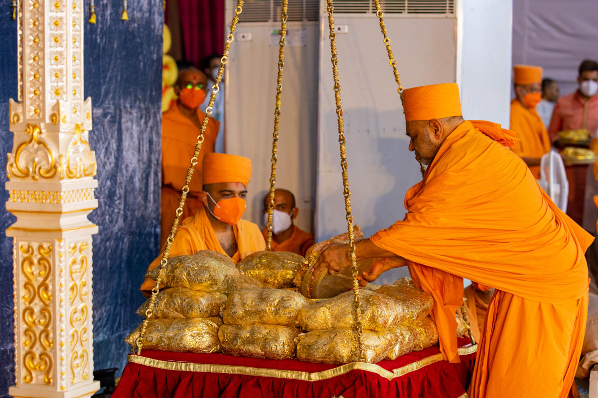 Bhagwatcharan Swami places sakar in the tula