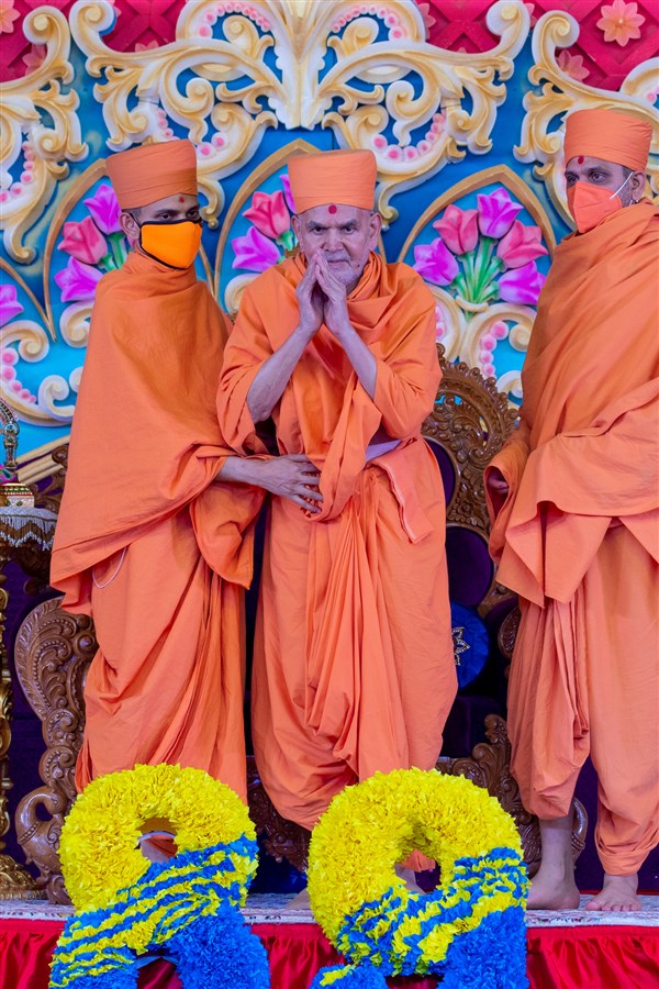 Param Pujya Mahant Swami Maharaj arrives in the assembly
