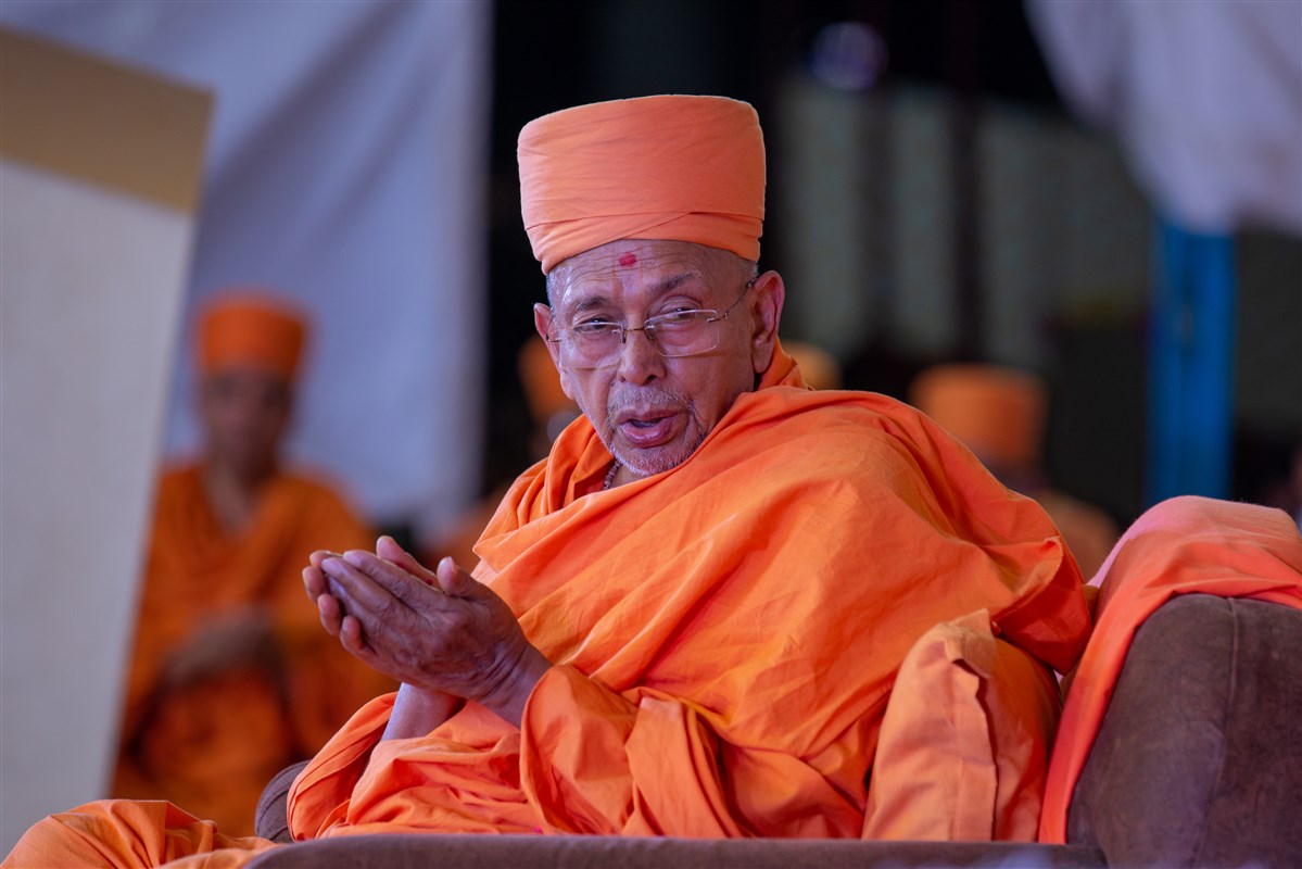 Pujya Tyagvallabh Swami offers mantra-pushpanjali