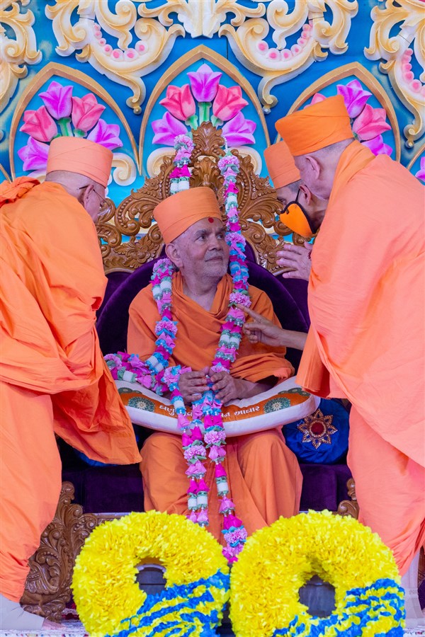 Swamishri in conversation with Pujya Ishwarcharan Swami and Pujya Tyagvallabh Swami