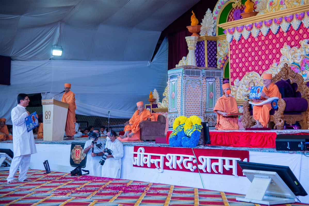Swamishri inaugurates an audio publication, 'Nahi Bhulie Upakar'