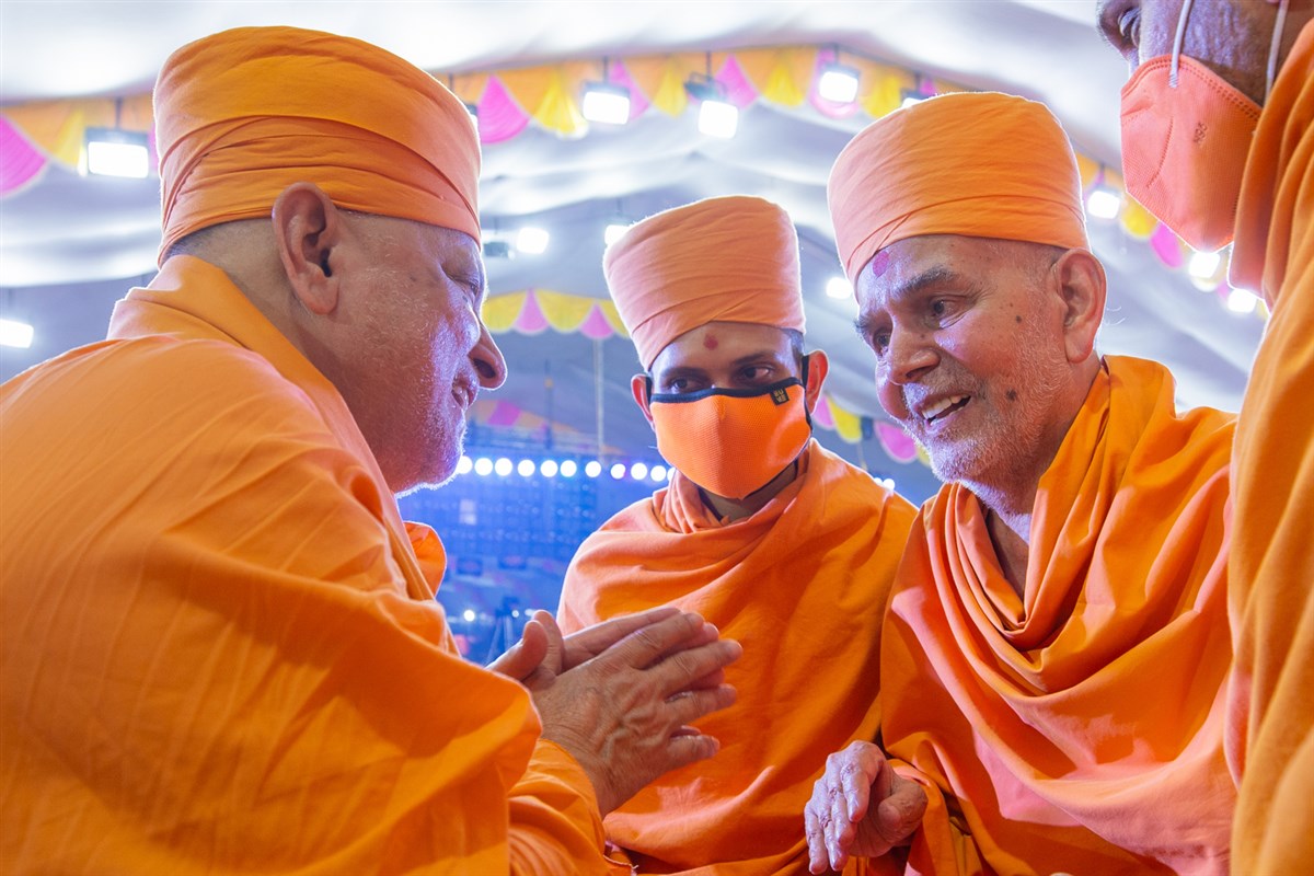 Swamishri in conversation with Pujya Ishwarcharan Swami