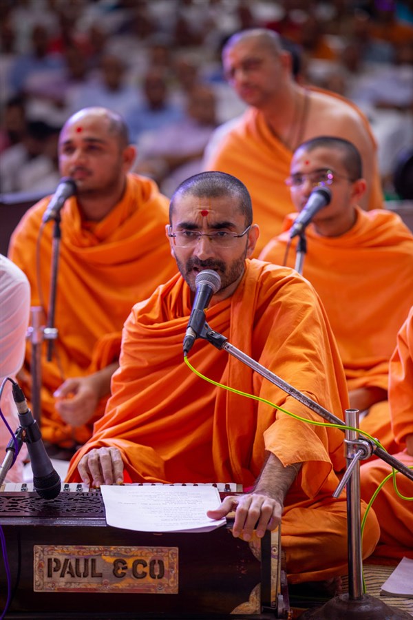 Madhurvadan Swami sings a kirtan in Swamishri's daily puja