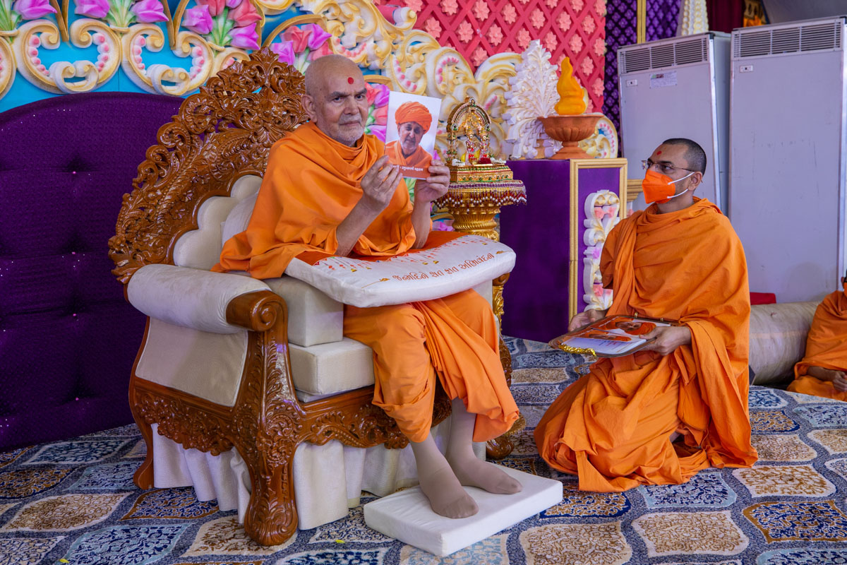 Swamishri inaugurates a Gujarati print publication: 'Krushi Maharshi: Pramukh Swami Maharaj'