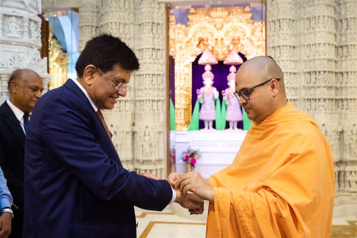 Shri Piyush Goyal visits BAPS Shri Swaminarayan Mandir, Los Angeles, CA