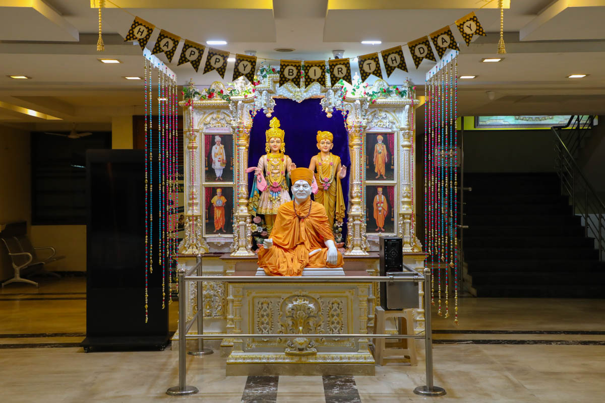 Shri Akshar-Purushottam Maharaj and Brahmaswarup Yogiji Maharaj at BAPS Yogiji Maharaj Hospital, Ahmedabad