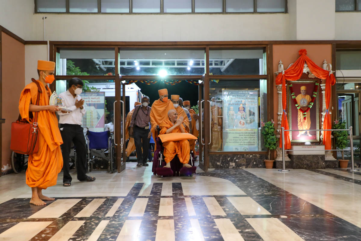 Param Pujya Mahant Swami Maharaj arrives at BAPS Yogiji Maharaj Hospital