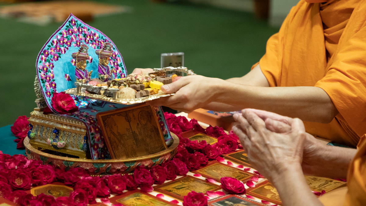 Thal is offerd to Shri Harikrishna Maharaj and Shri Gunatitanand Swami