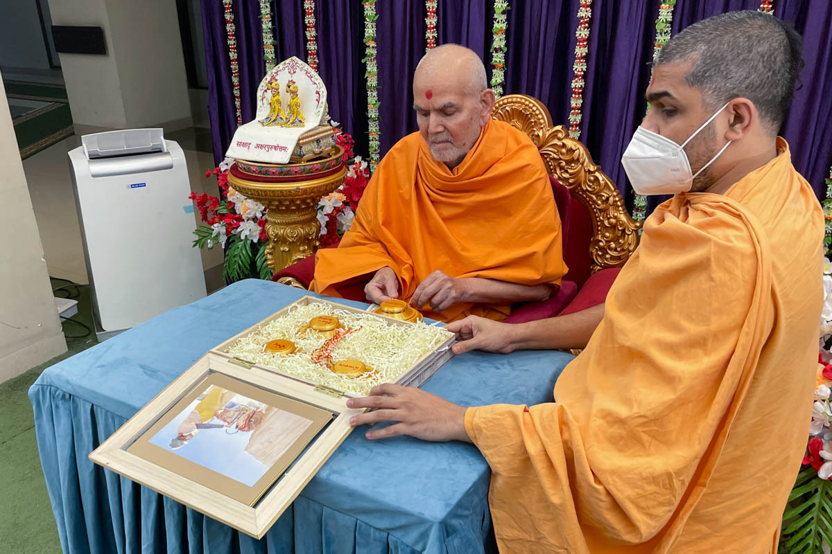 Swamishri sanctifies mementoes