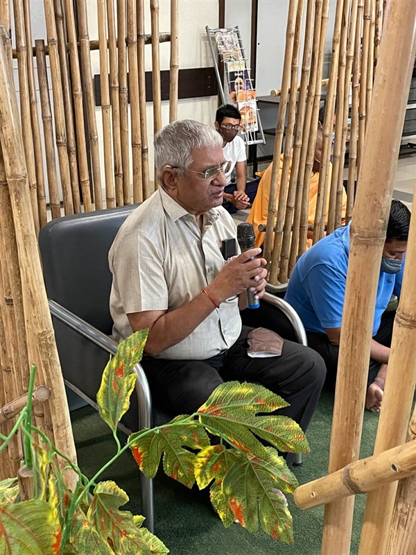 Dr. Bajadia sings a kirtan in Swamishri's daily puja