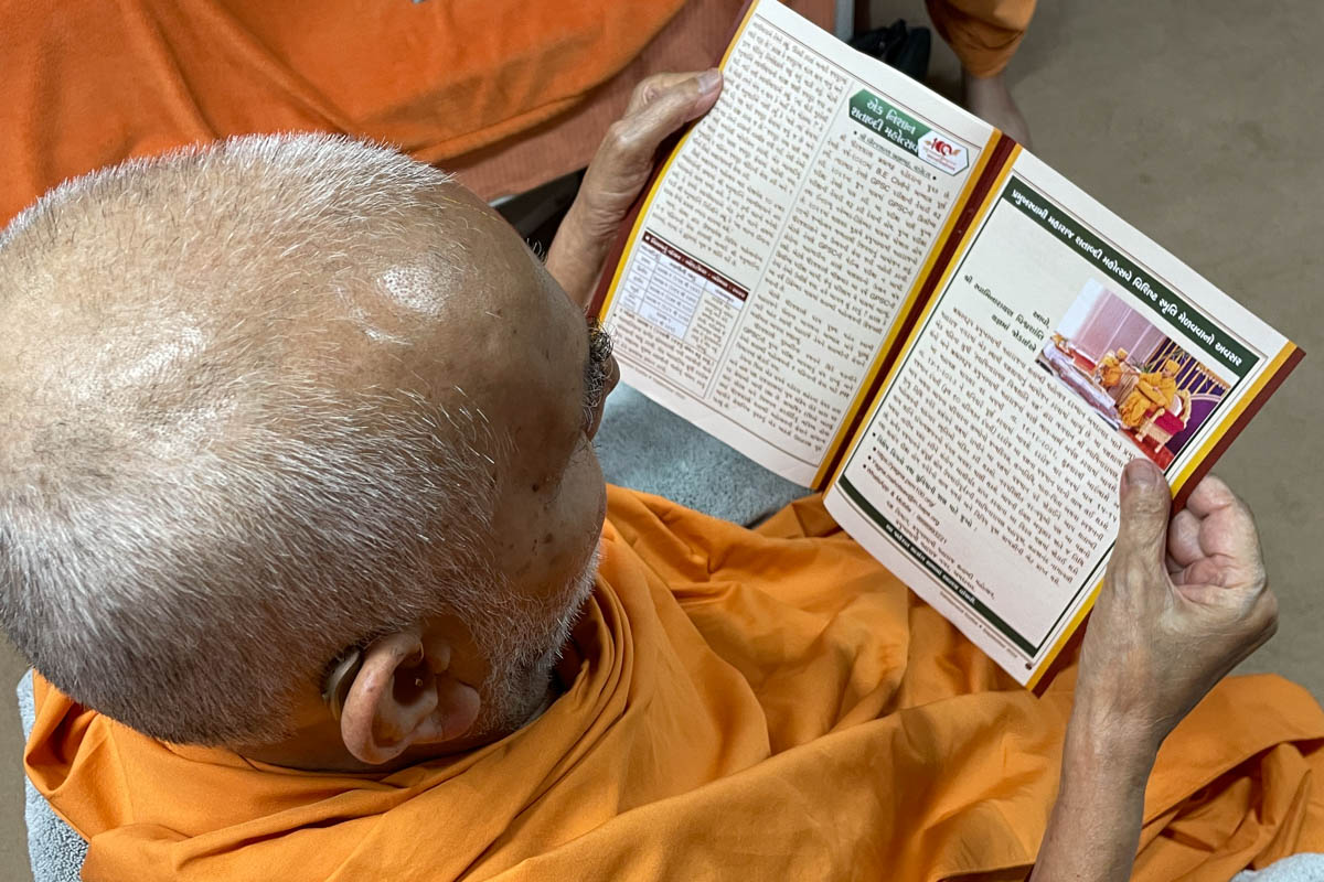 Swamishri reads 'Nilkanth'