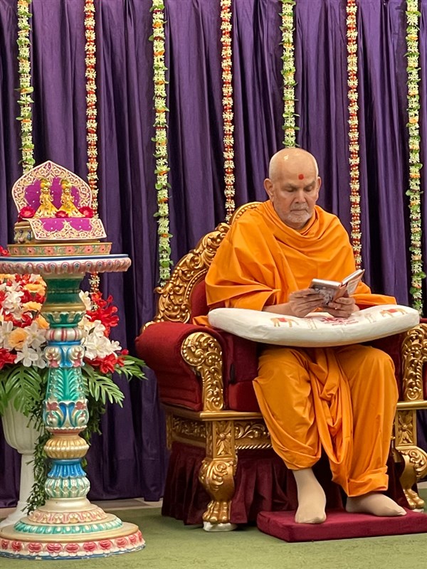 Swamishri reads the Shikshapatri and Satsang Diksha 