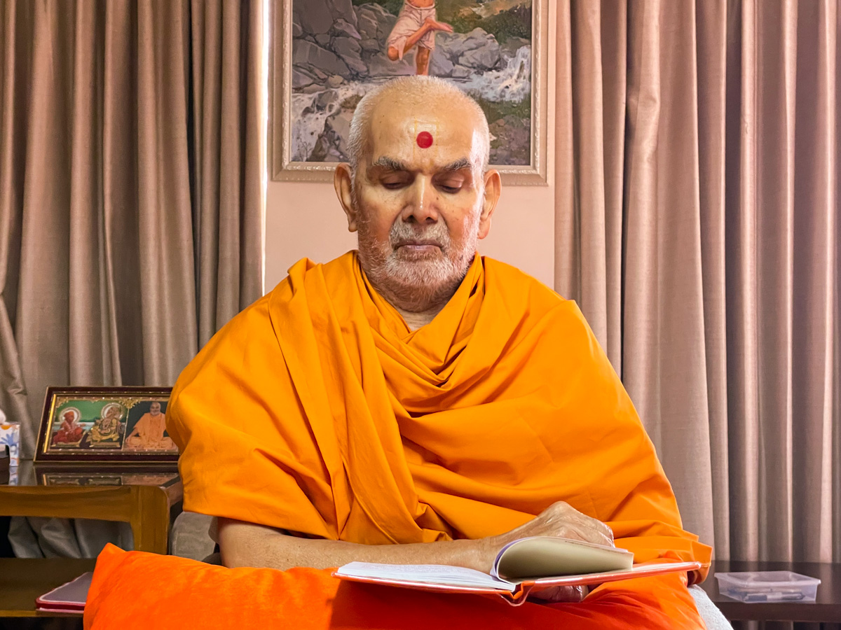 Swamishri reads a book: 'Parabrahma Sudha'