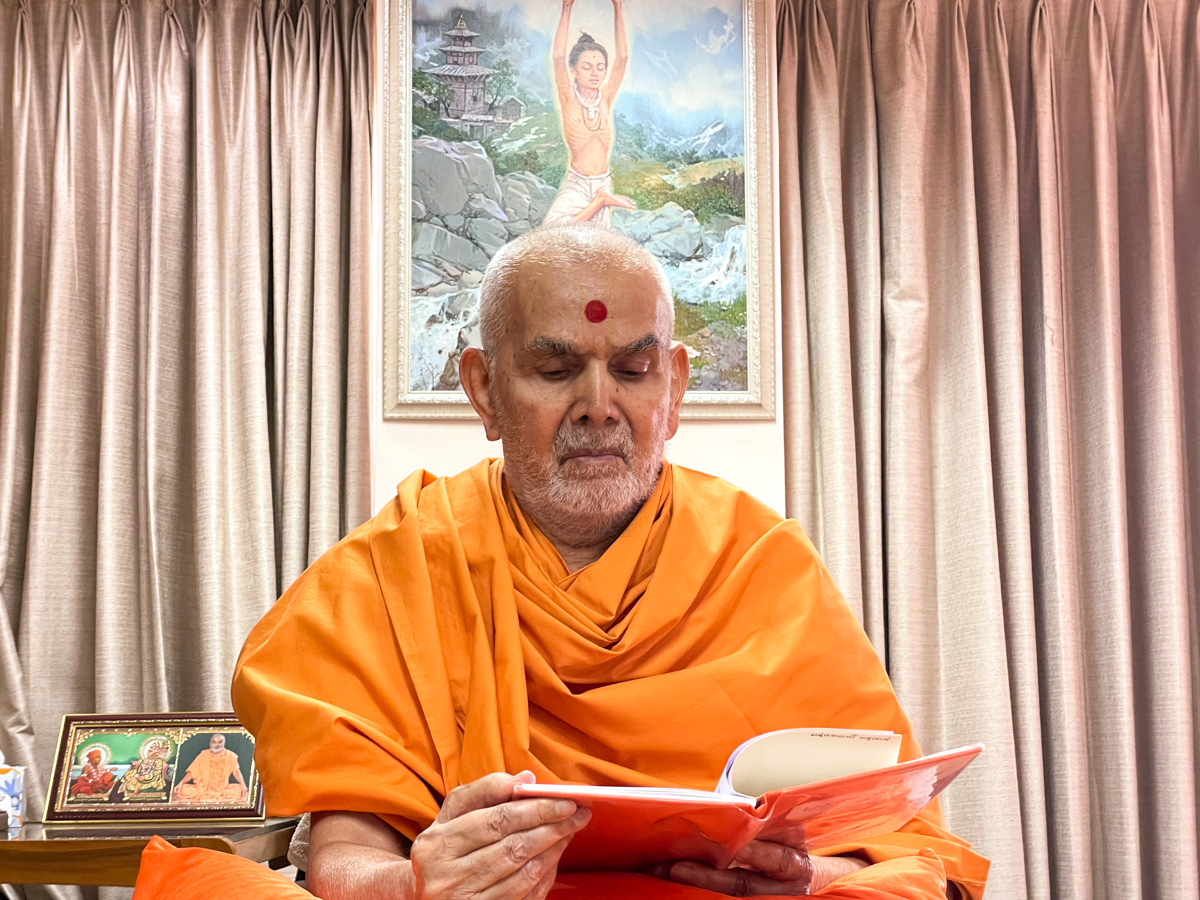 Swamishri reads a book: 'Parabrahma Sudha'