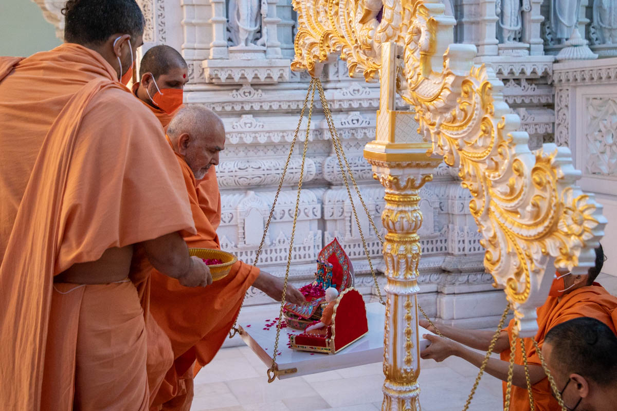 Swamishri sanctifies a tula