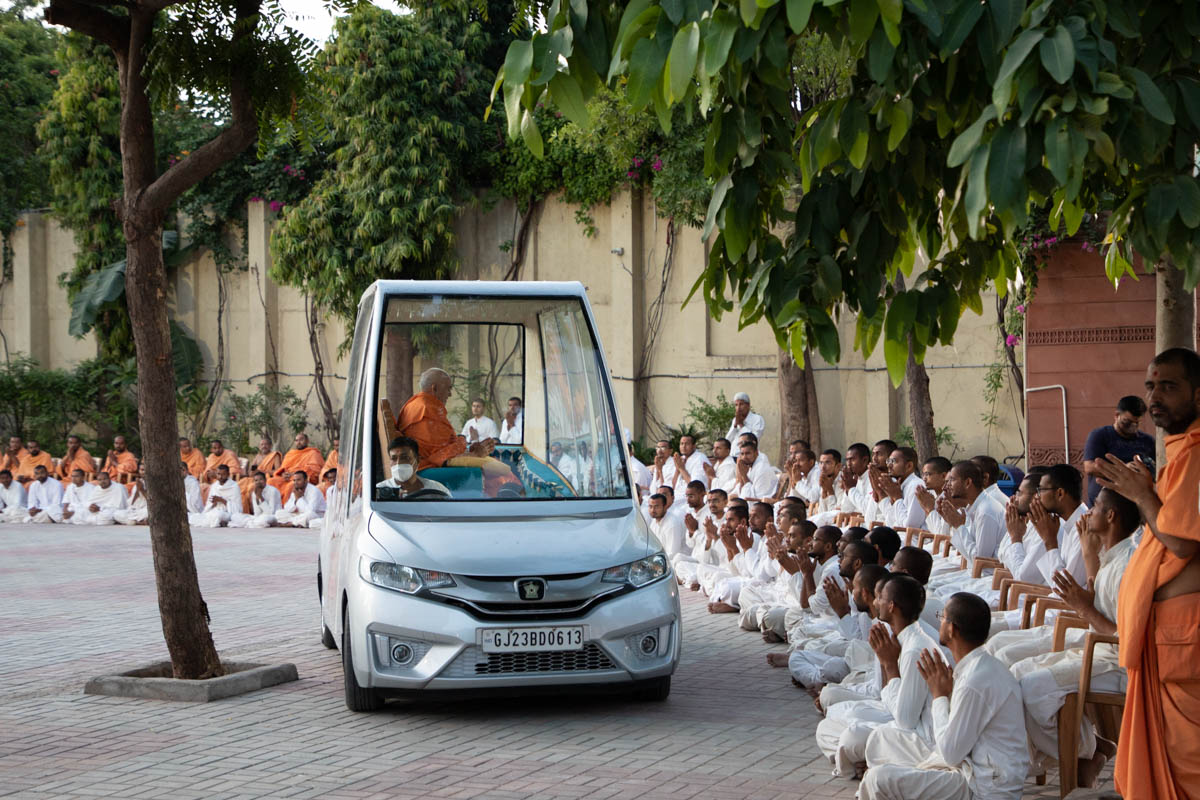 Sadhaks doing darshan of Swamishri
