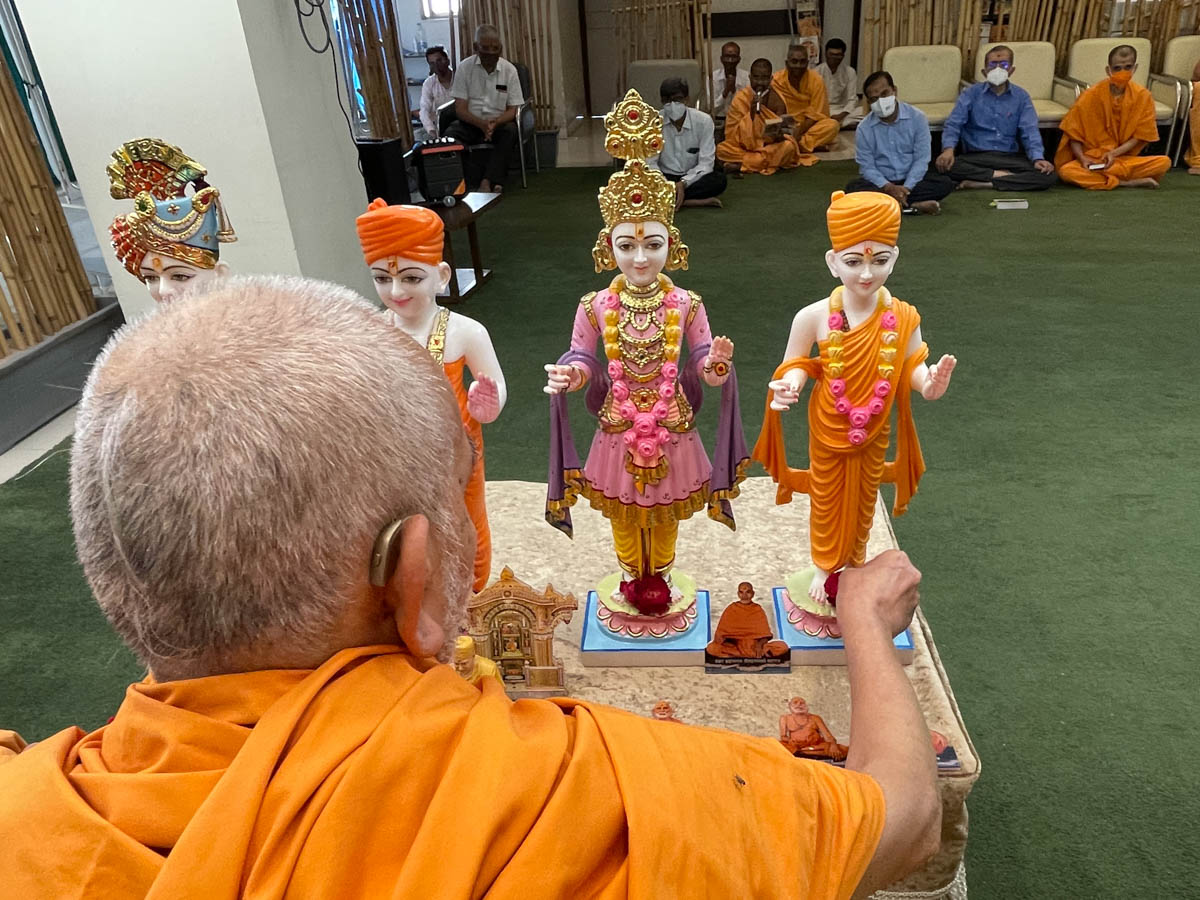 Swamishri performs the murti-pratishtha rituals of the murtis to be consecrated in the sabha hall at Pramukh Swami Nagar