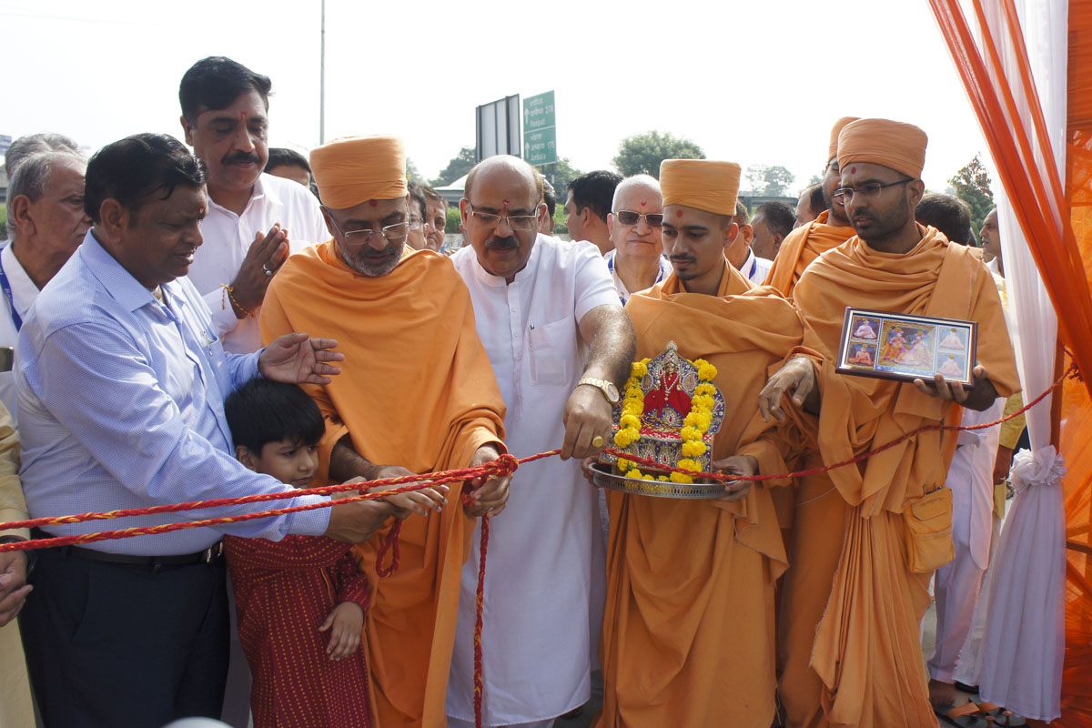Inauguration of the ‘Towards Better Living’ festival by swamis and dignitaries