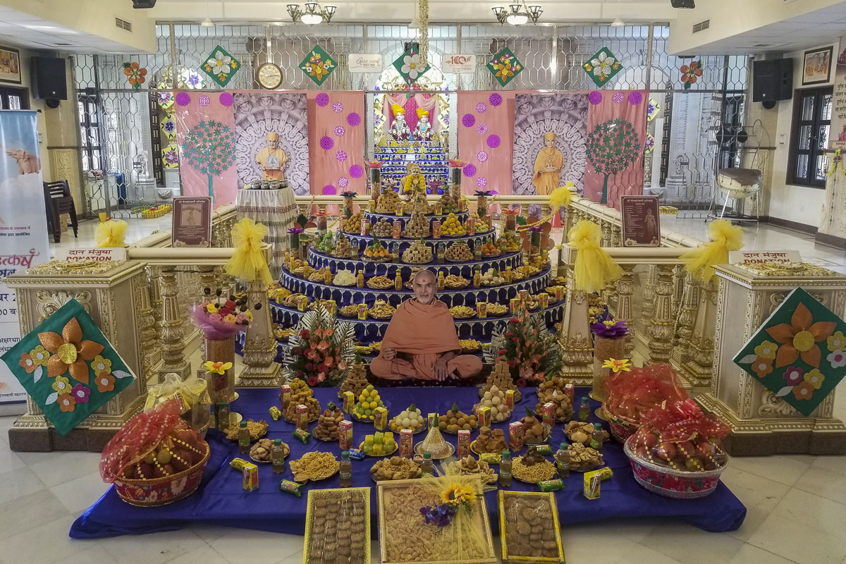 Annakut prepared by devotees offered to Thakorji