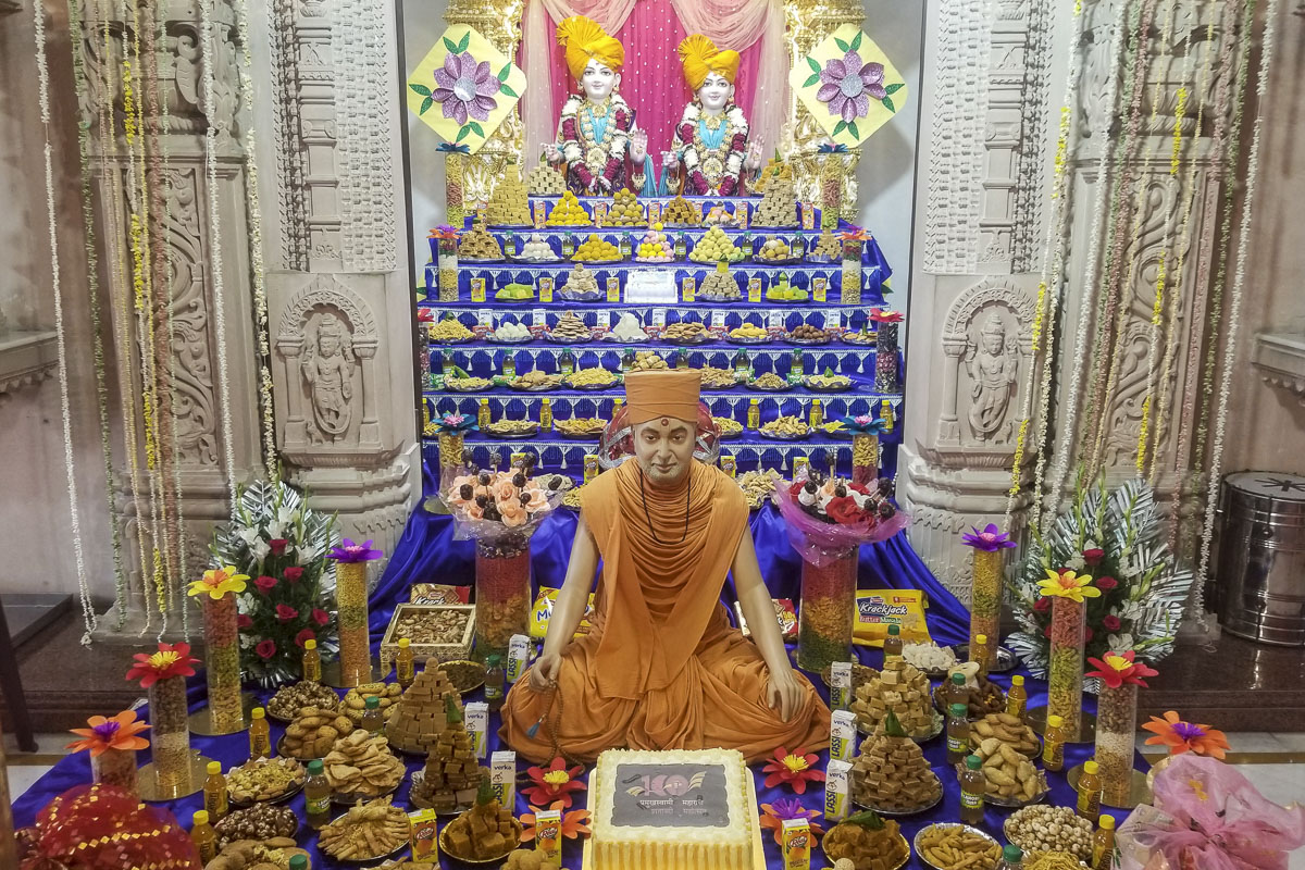 Annakut prepared by devotees offered to Thakorji