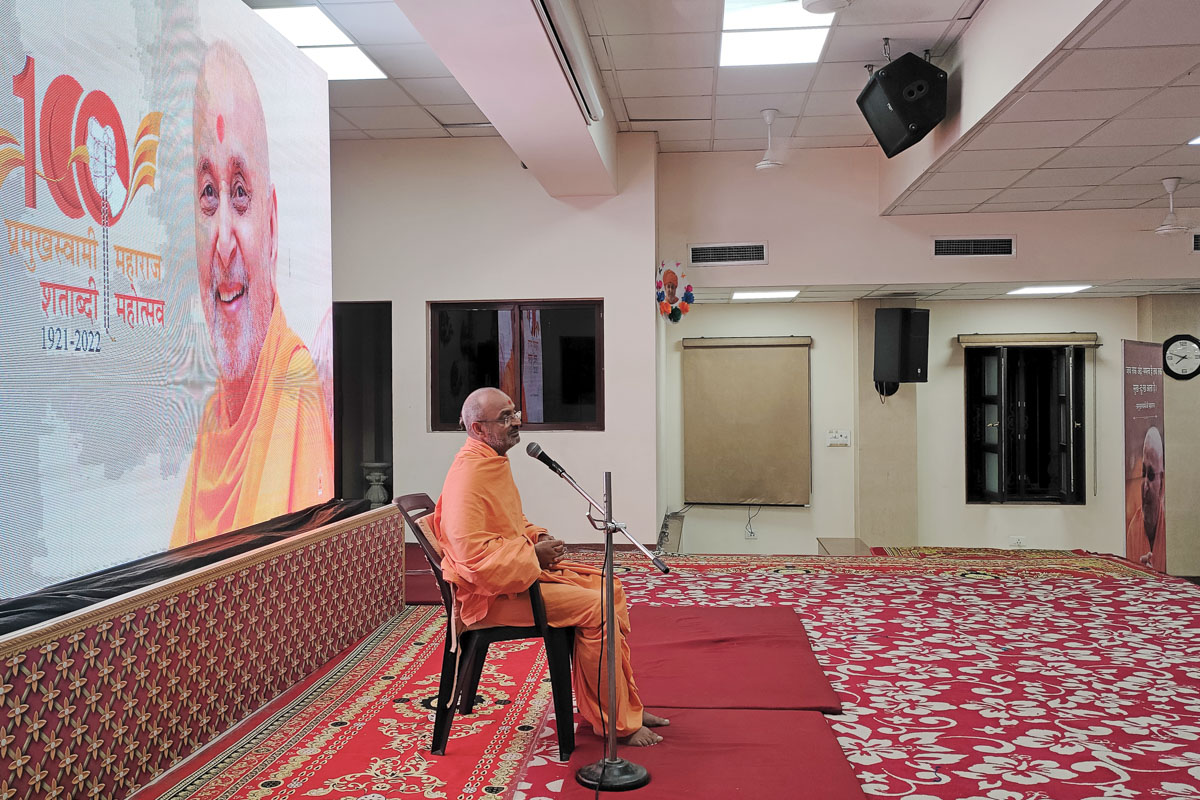 Munivatsal Swami addresses the evening assembly