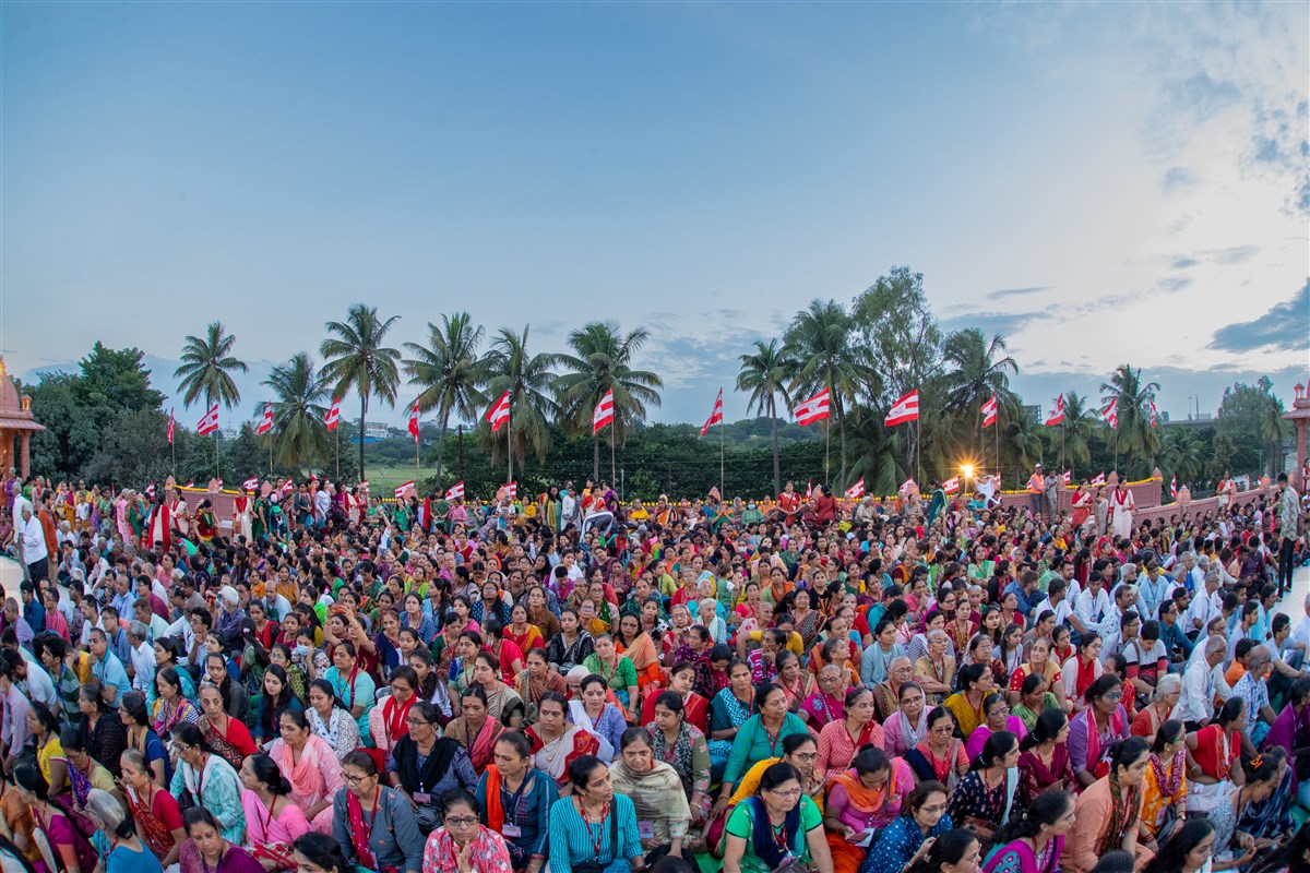 Devotees during the assembly 