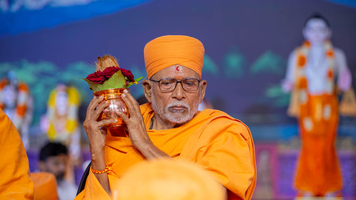 Pujya Bhaktipriya Swami (Kothari Swami) performs the yagna rituals