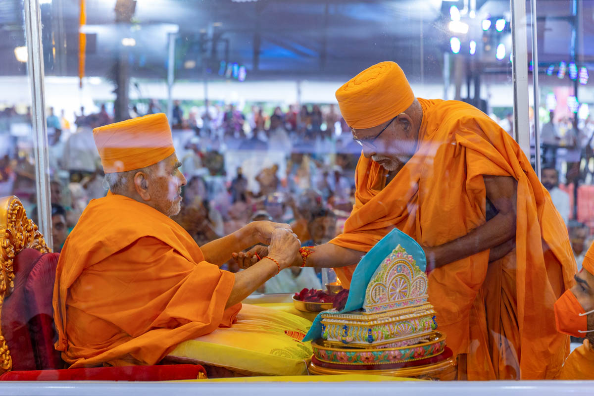 Swamishri ties nadachhadi to Pujya Kothari Swami