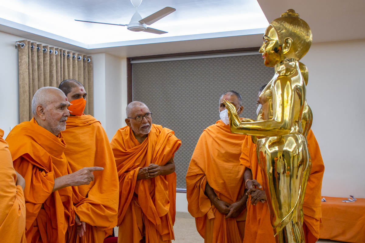 Swamishri observes murtis