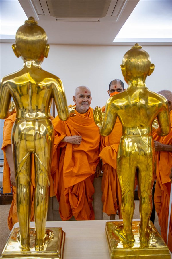 Swamishri observes murtis