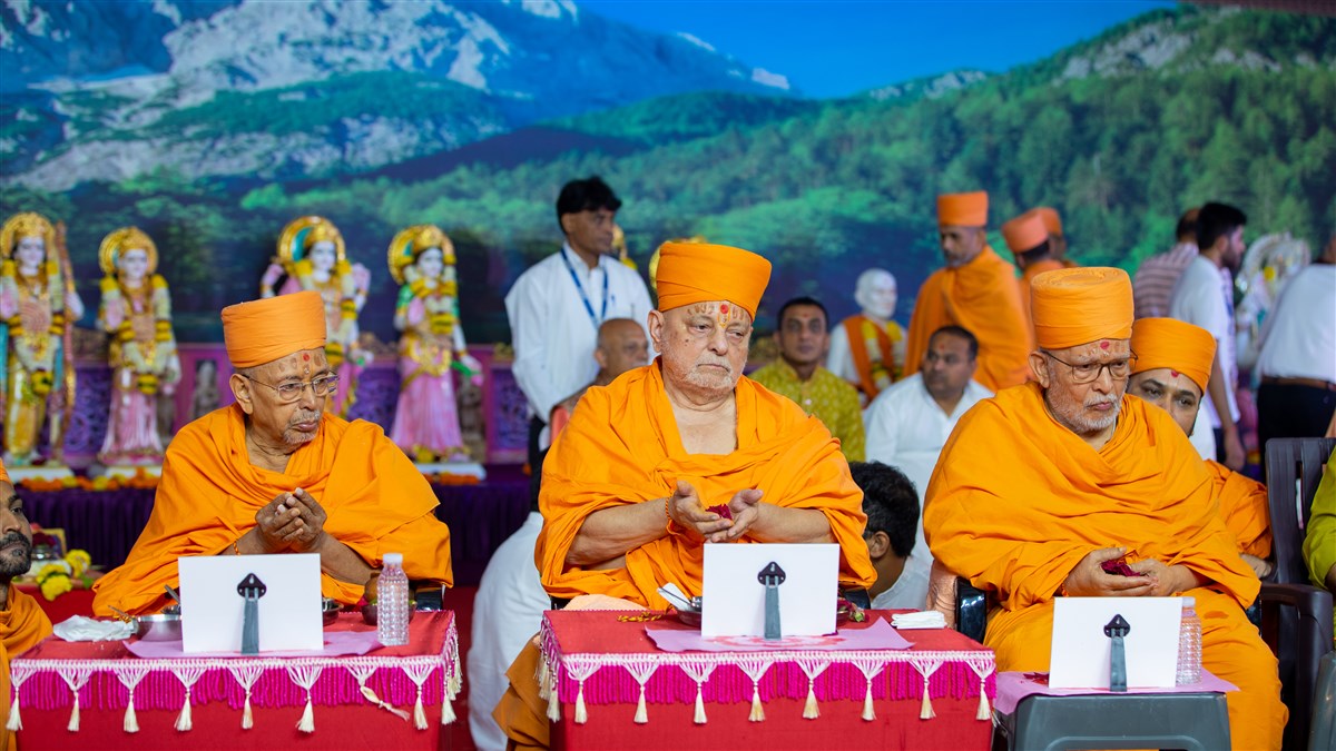 Pujya Tyagvallabh Swami, Pujya Ishwarcharan Swami and Pujya Ghanshyamcharan Swami perform the yagna rituals