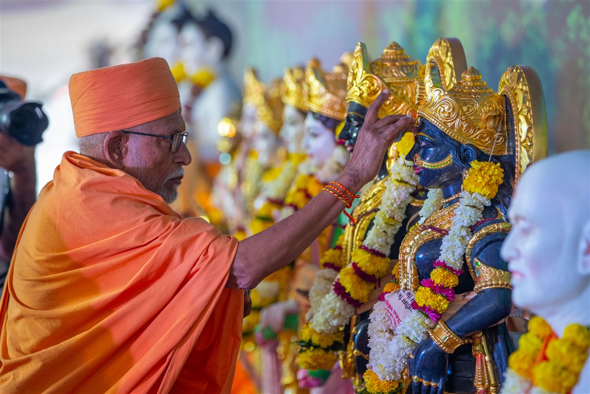 Pujya Kothari Swami performs pujan of the murtis
