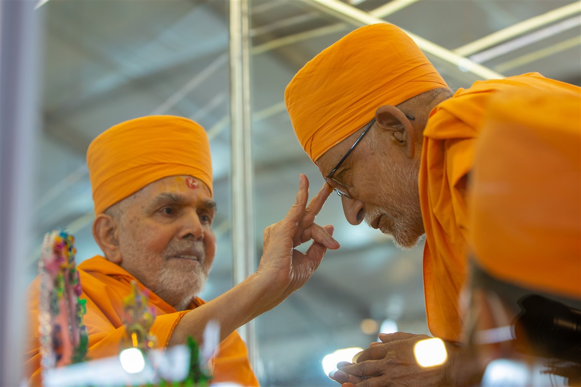 Swamishri applies a chandlo to Pujya Kothari Swami