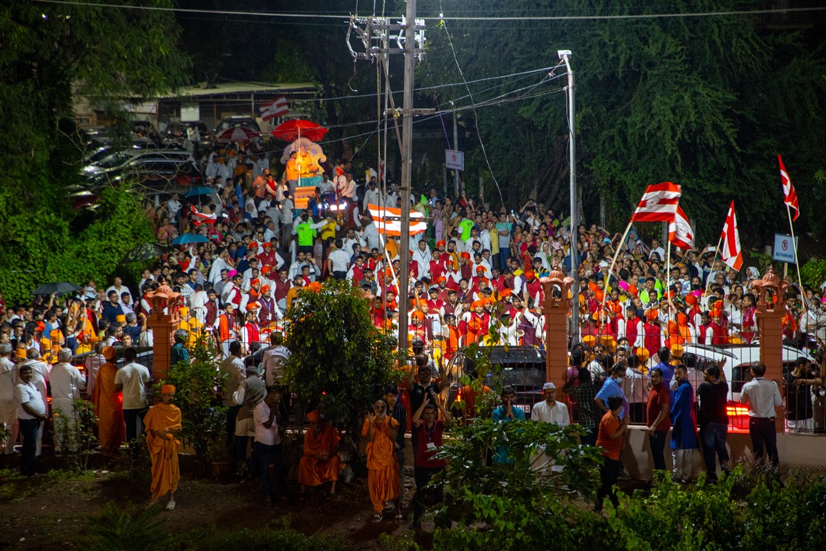 Nagaryatra arrive at BAPS Shri Swaminarayan Mandir, Nashik
