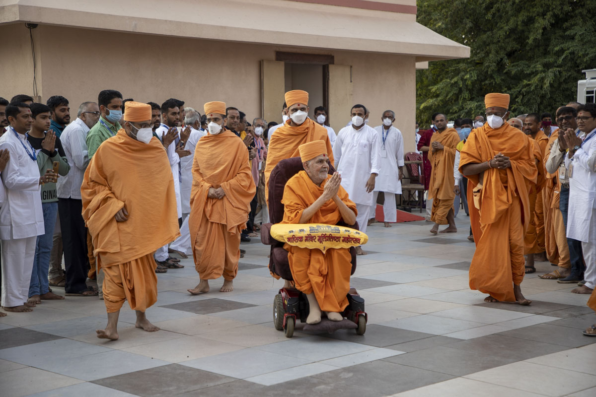 Swamishri on his way to performs the murti-pratishtha rituals