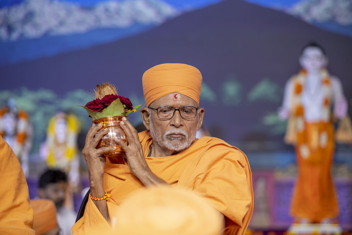 Pujya Kothari Swami performs the yagna rituals