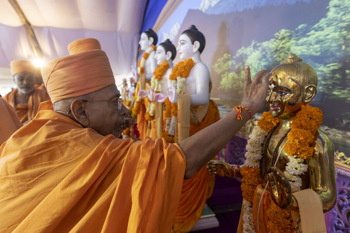 Pujya Tyagvallabh Swami performs pujan of murtis