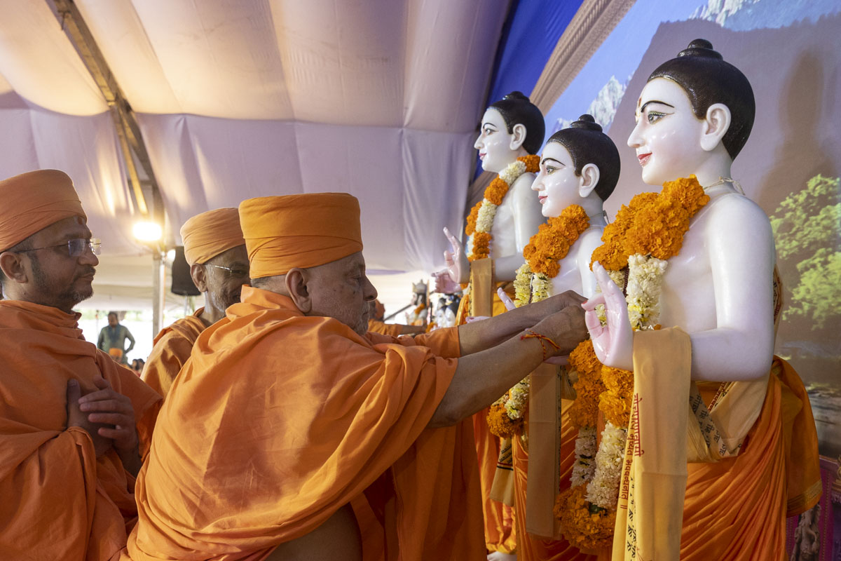 Pujya Ishwarcharan Swami performs pujan of murtis