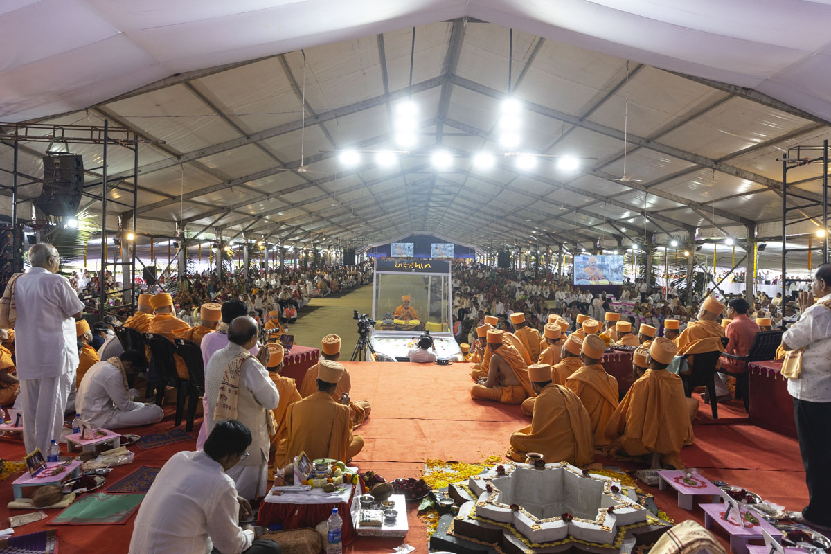 Swamishri in the yagna mandap